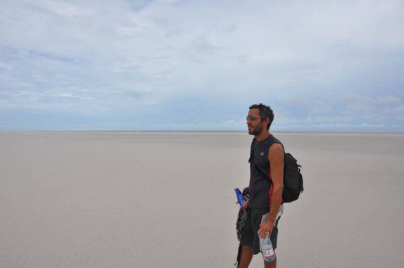 Observando o mar distante na maré seca na Ilha de Lençóis, nas Reentrâncias Maranhenses - MA